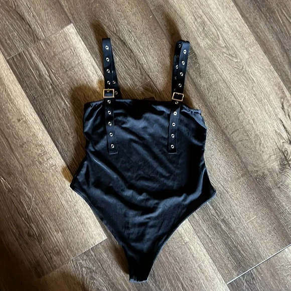 Pretty Little Thing Black Buckle Strap Thong Bodysuit 🌺 - Picture 6 of 11